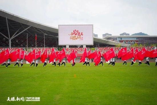 这是一幢一年四时都被雾气覆盖的古宅，新婚女子（陈红 饰）是这座老宅独一的主人，其怙恃均死于文革中。天黑，女子被一阵奇异的声音惊醒，声音竟是父亲昔时受熬煎时发出的惨叫，尔后一到深夜，各类奇异的声音不停于耳，她思疑本身得了惊骇症。丈夫（朱时茂 饰）请来精力病专家陆年夜夫为老婆诊治，并说服老婆进院医治，但不久知道本身怀孕的老婆偷跑回家。这时候，本来的惨啼声加倍凄厉，连丈夫也惶惑不成整天，因而他们决议择日搬场，分开这个不祥之地。在宴会上，夫妻二人相拥而舞，而在一旁的陆年夜夫眼中露出残暴的光，他趁人不备，拨刀刺向男主